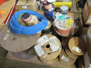 (5 PALLETS) MISC. ELECTRICAL WIRE AND CABLE! (30+) INDIVIDUAL SPOOLS TO INCLUDE BUT NOT LIMITED TO: (5) CABLES ELECTRICAL TYPE, 14 AWG SIZE, 600 V, 90 C RATING, XLPE INSULATING MATERIAL, 3 CONDUCTOR, SHIELDED KIND, 280' PER ASSEMBLY, (1 SPOOL) CABLE, ARMORED KIND, MICROPOINT MC315 SERIES, 220 M (722') PER ROLL, ETC.. LOADING & HANDLING FEE $30-4074